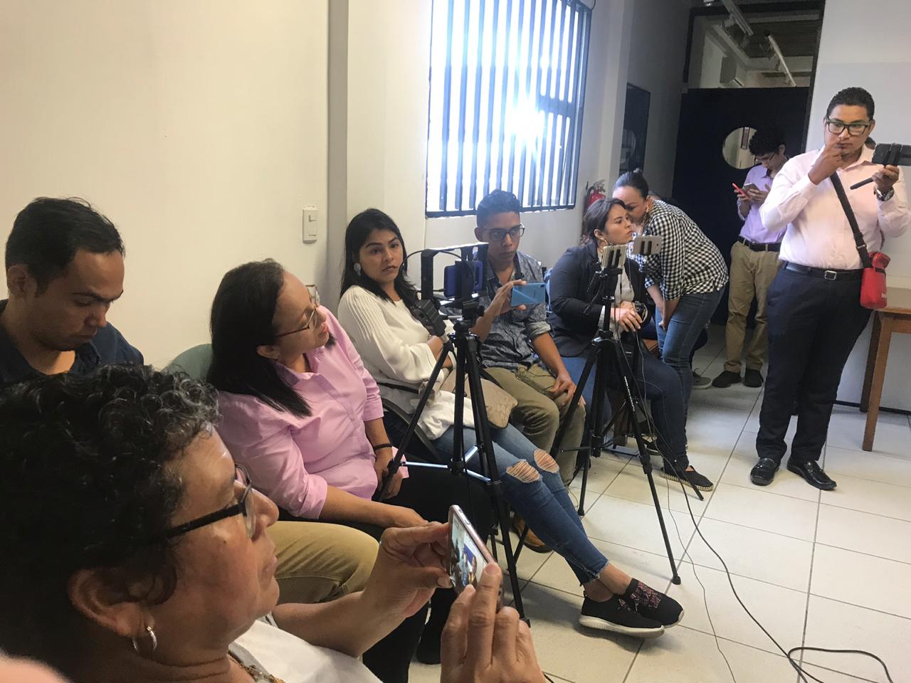 Periodistas exiliados denuncian amenazas de muerte y asedio contra sus familias