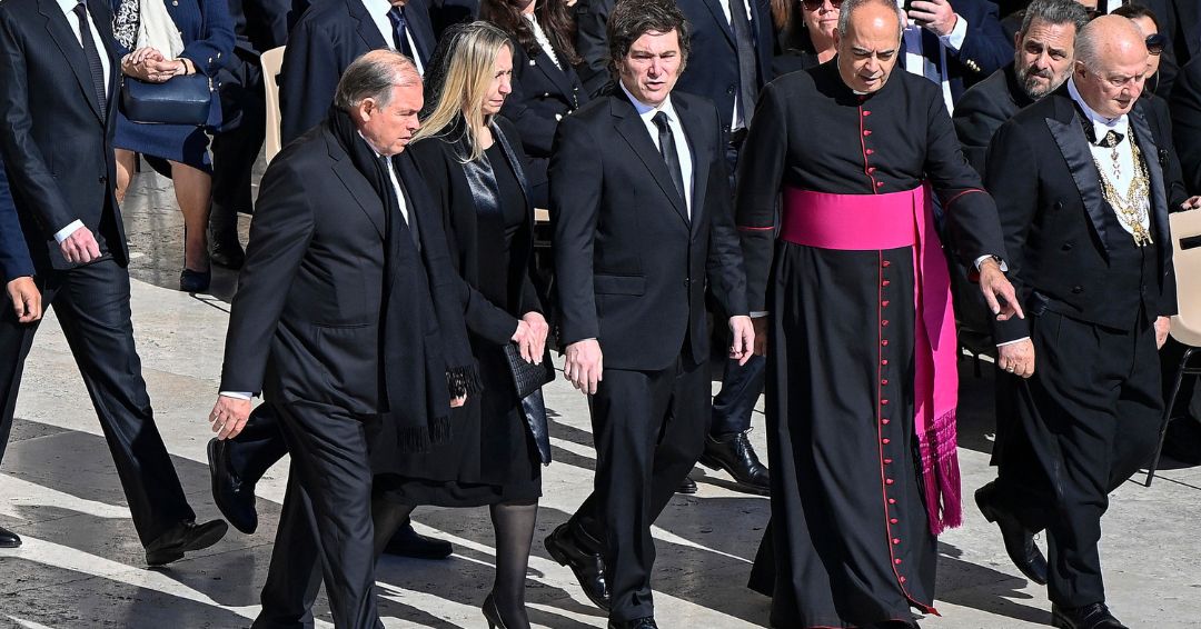 Milei llama «cerdos» a periodistas que dijeron que llegó tarde a la despedida del papa