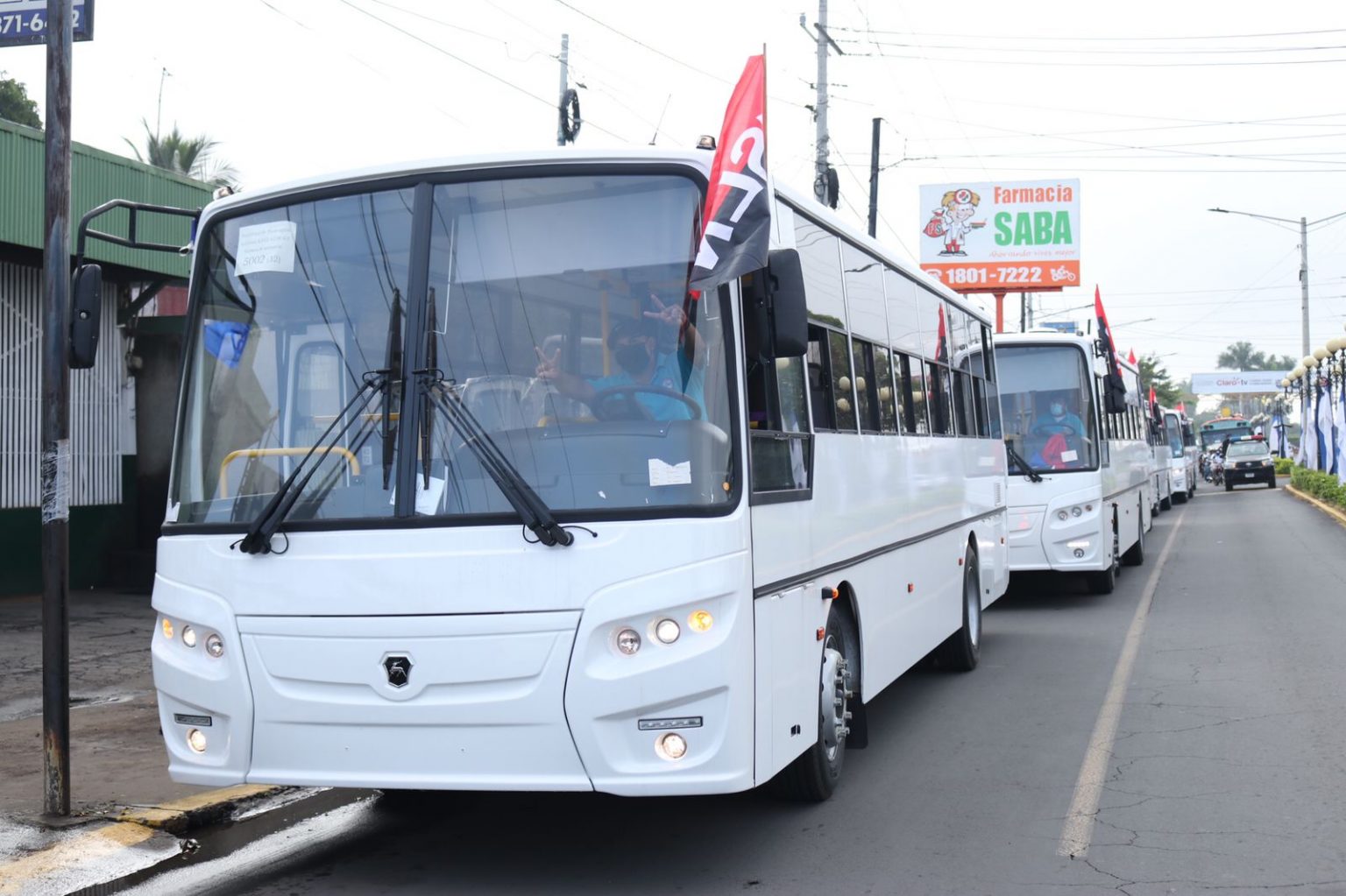 Adornados con la bandera rojinegra llegan a Managua 150 buses rusos