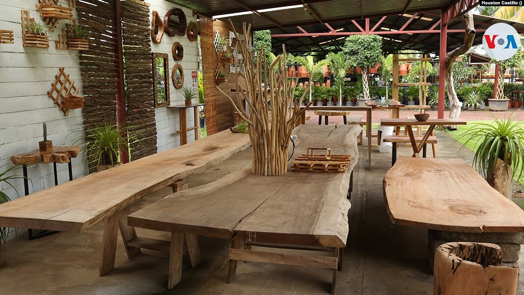 Carpintero nicaragüense crea muebles y artesanías con maderas descartadas
