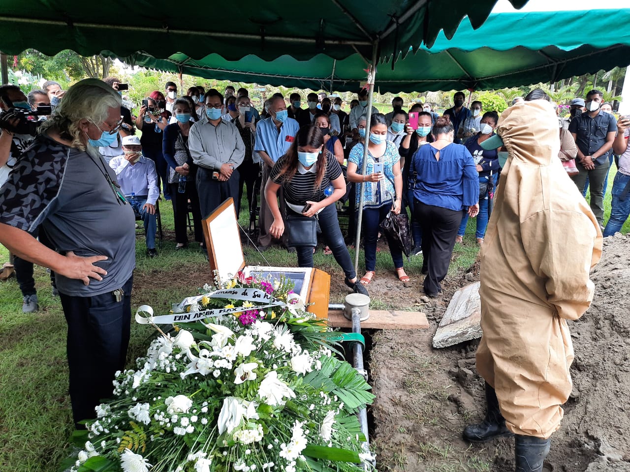 «Desgraciadamente, este Gobierno no tiene corazón» dicen familiares de Max Jerez, durante el sepelio de su madre