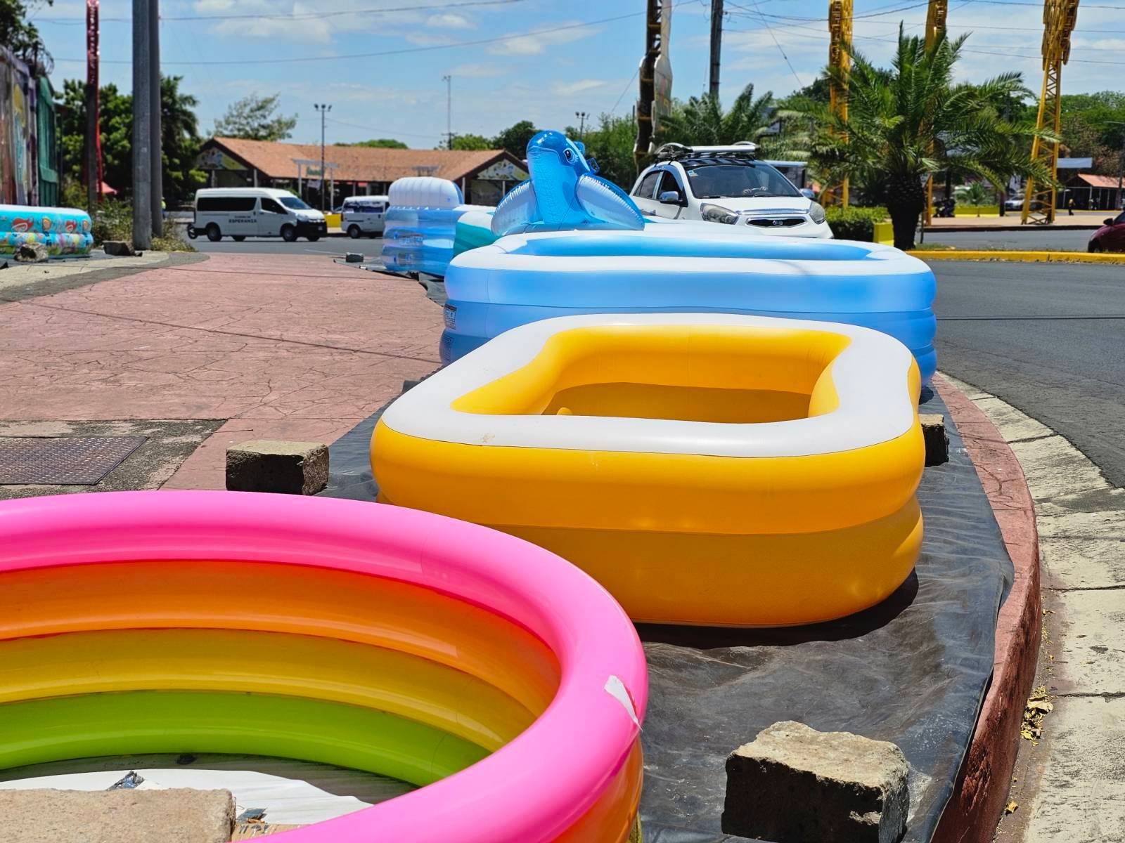 Piscinas inflables suben de precio en Managua ante el calor sofocante del verano