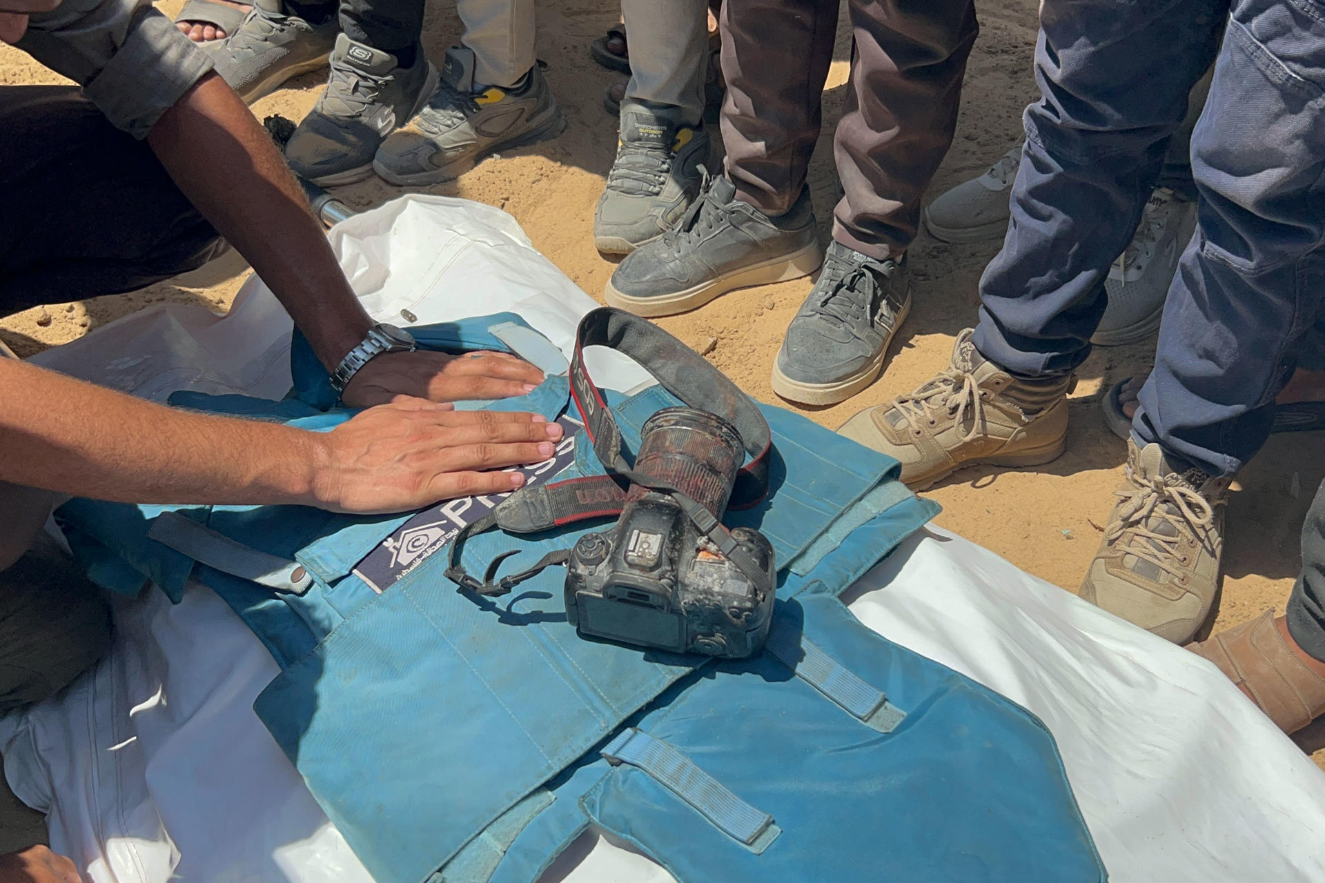Gaza llora el asesinato de otros 5 periodistas: las cámaras bombardeadas no se apagarán