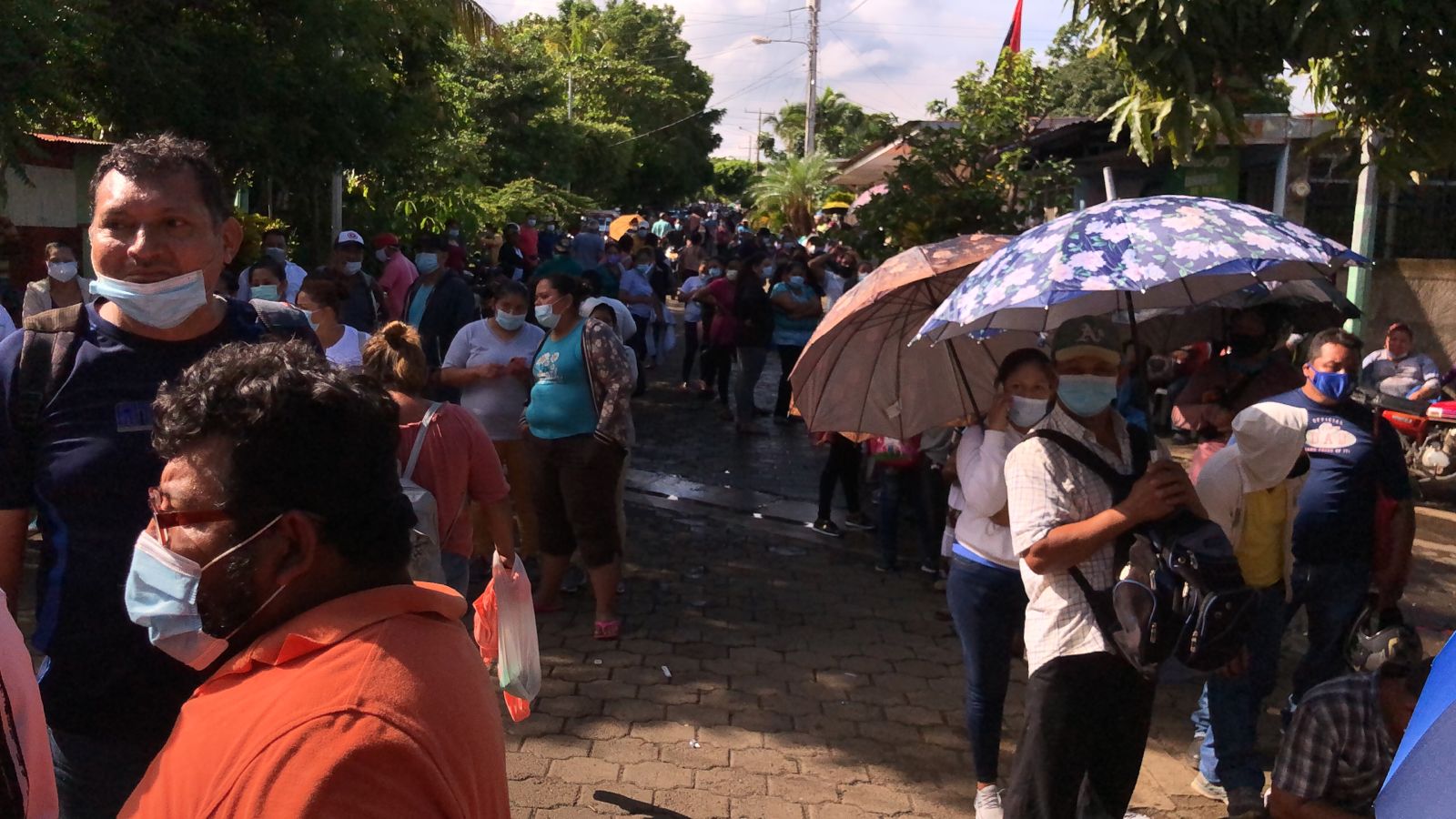Pobladores de Ticuantepe madrugan en busca de su primera dosis contra la Covid-19