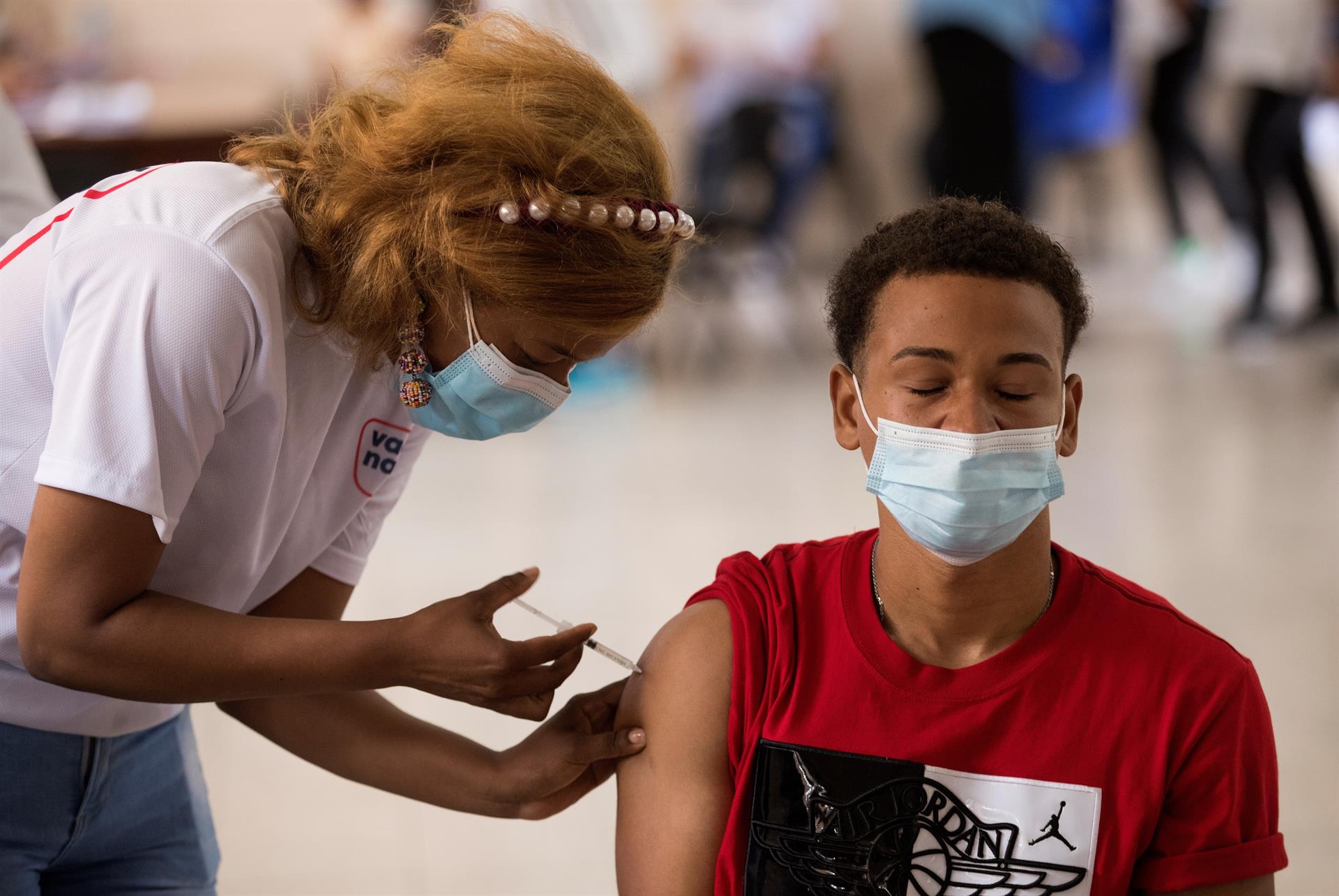 Pfizer prevé el regreso a la «vida normal» en «un año» gracias a las vacunas