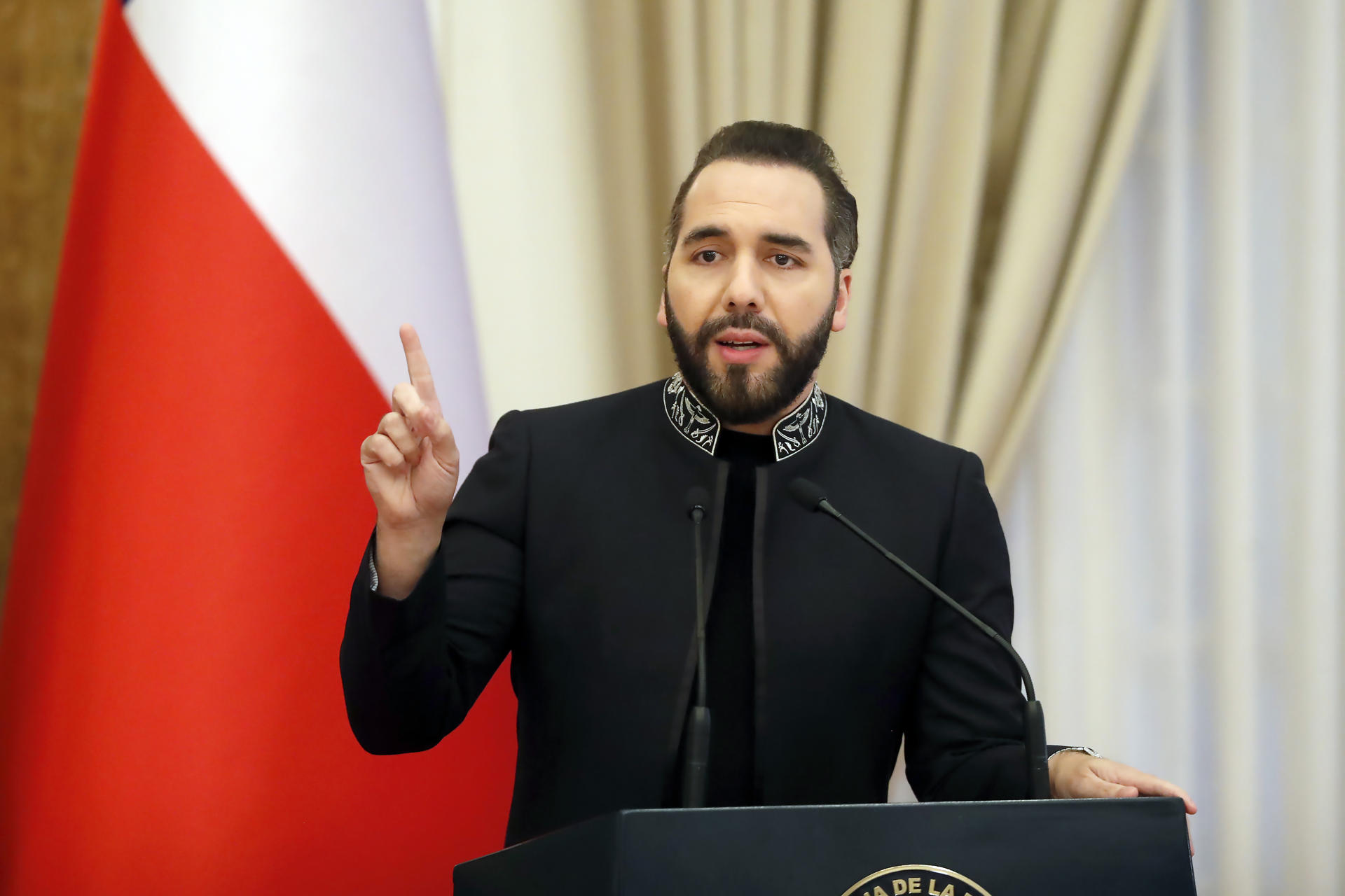 El presidente Nayib Bukele asiste a un evento oficial presidido por Trump en Washington