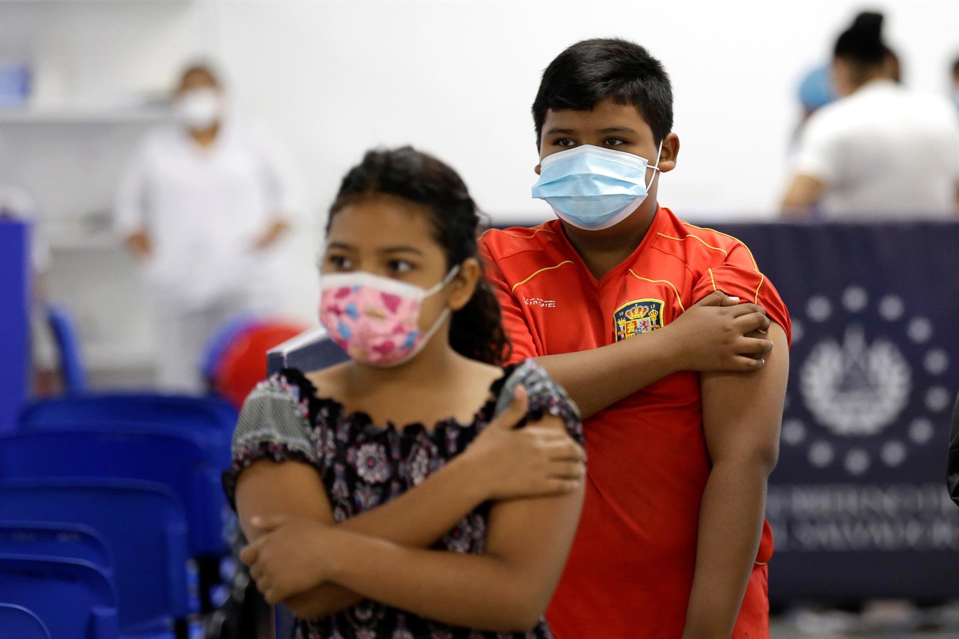 Más de 5.000 salvadoreños se aplican la tercera dosis de la vacuna anticovid