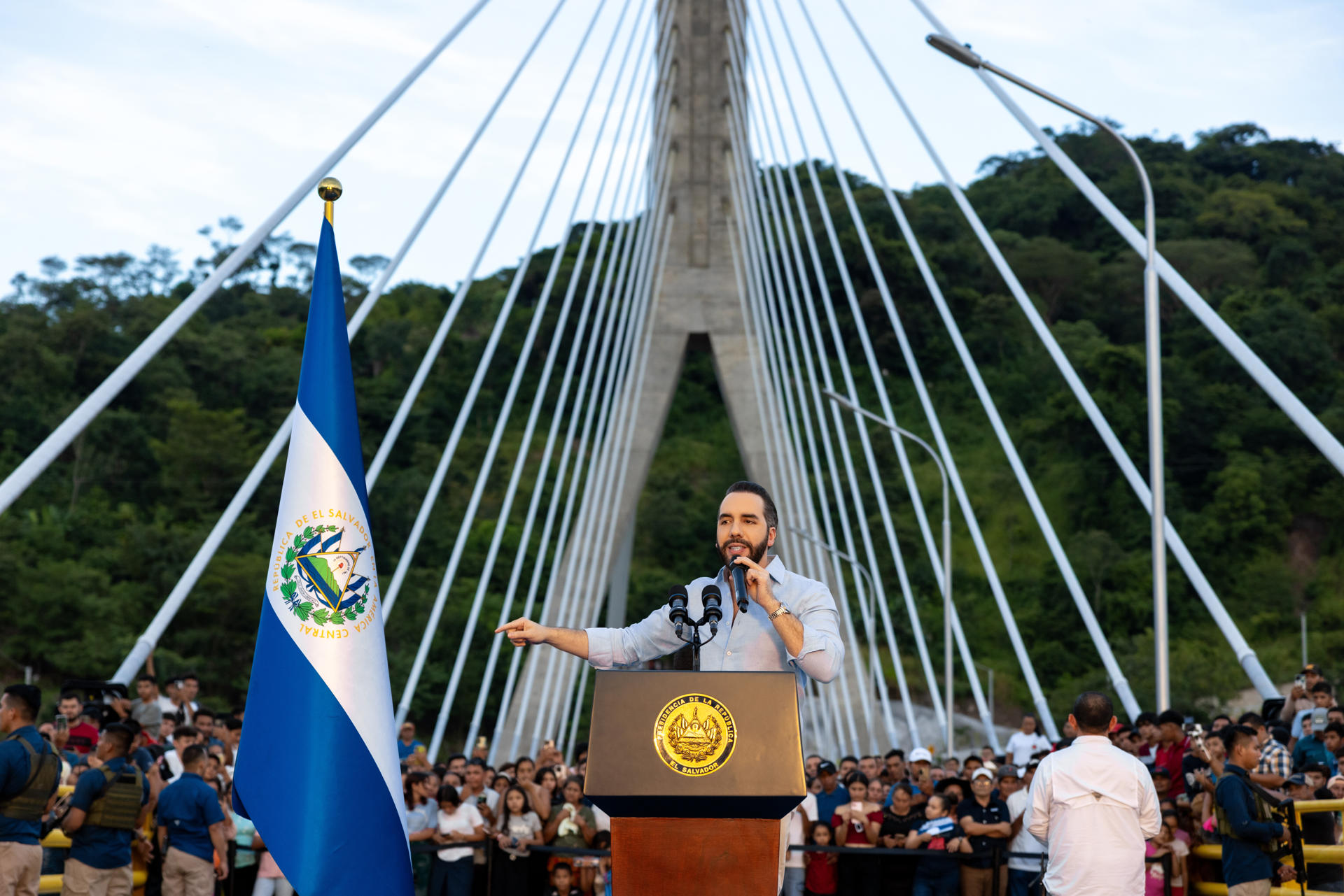 Trump arropa a Bukele ante críticas por la reelección y atropellos a DD.HH. en El Salvador
