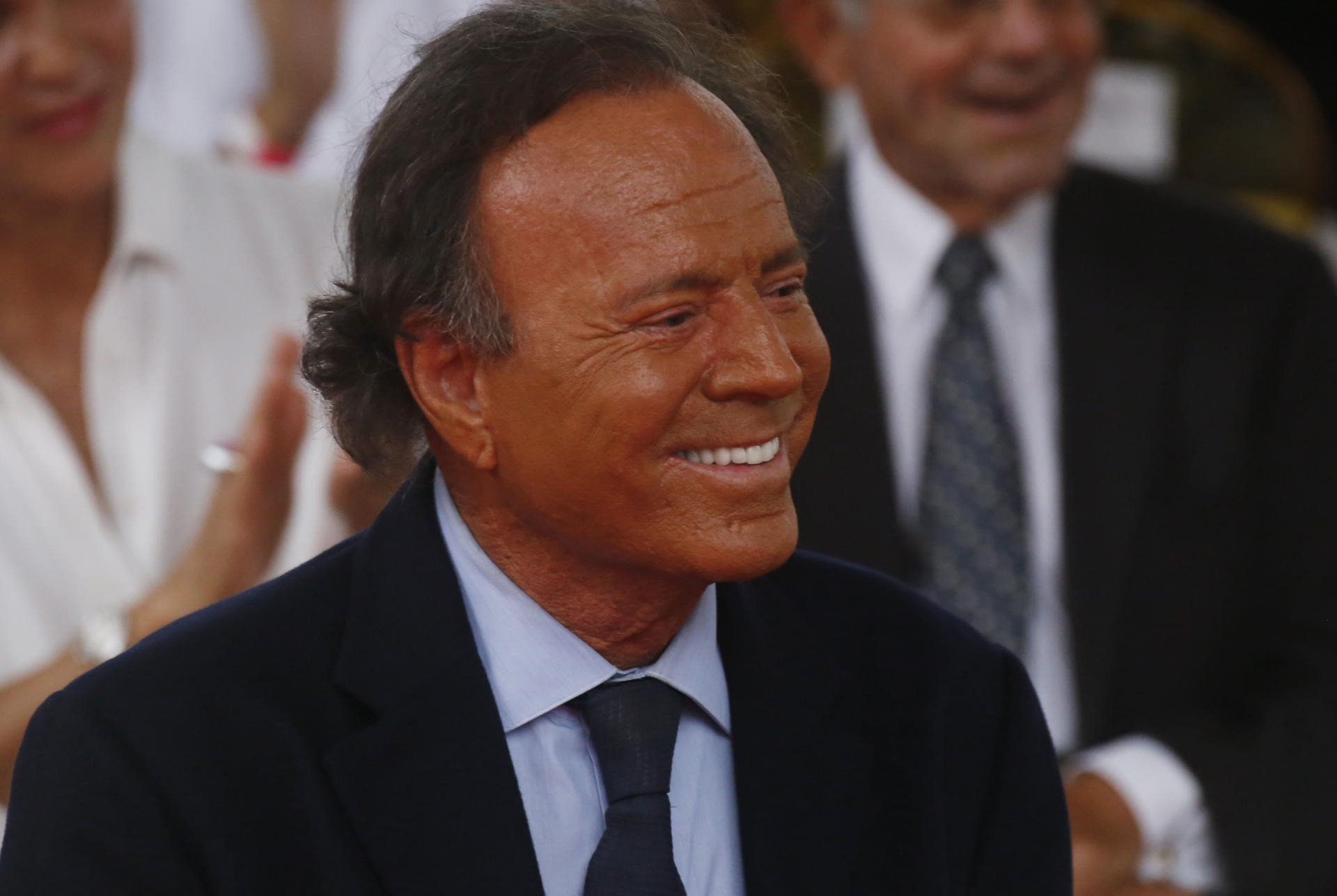 Dos exempleadas acusan a Julio Iglesias de agresiones sexuales