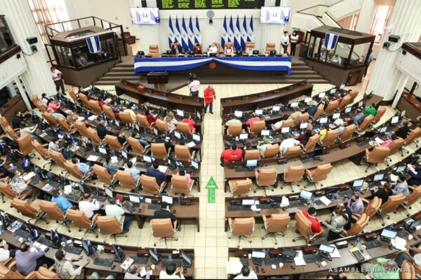 Asamblea aprueba reforma de C$700 millones al Presupuesto para comprar vacunas contra el Covid-19