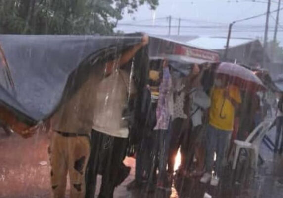 A los pobladores de Estelí les cae aguacero esperando vacunas contra el Covid-19
