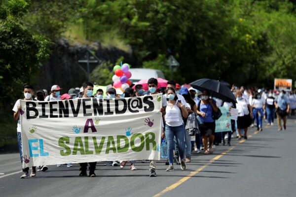 Cientos de salvadoreños invitan a jóvenes a quedarse en el país y no migrar