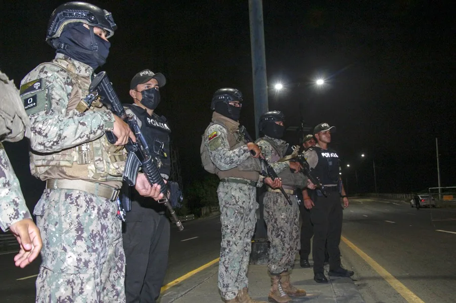 Las calles desiertas y pocas detenciones: así se vive una noche de toque de queda en Ecuador
