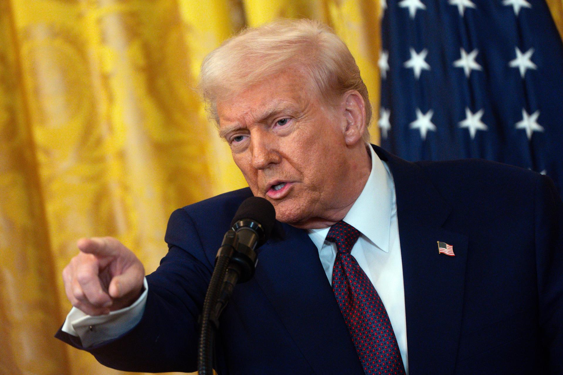 Trump envía un mensaje a los migrantes por San Valentín: ven ilegalmente y te deportaremos