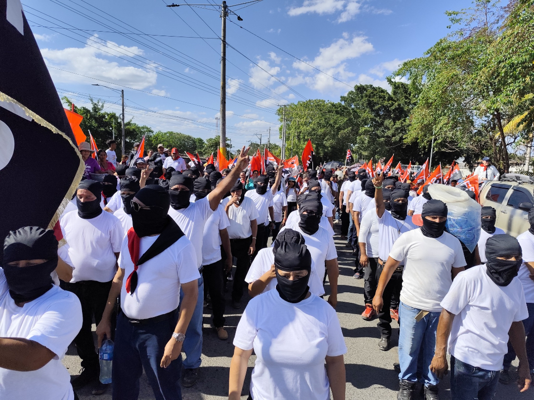 La dictadura obliga a empleados públicos a marchar y exhibe paramilitares para amedrentar