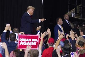 Trump promete en Carolina del Norte poner fin a la inflación y la «invasión» de criminales