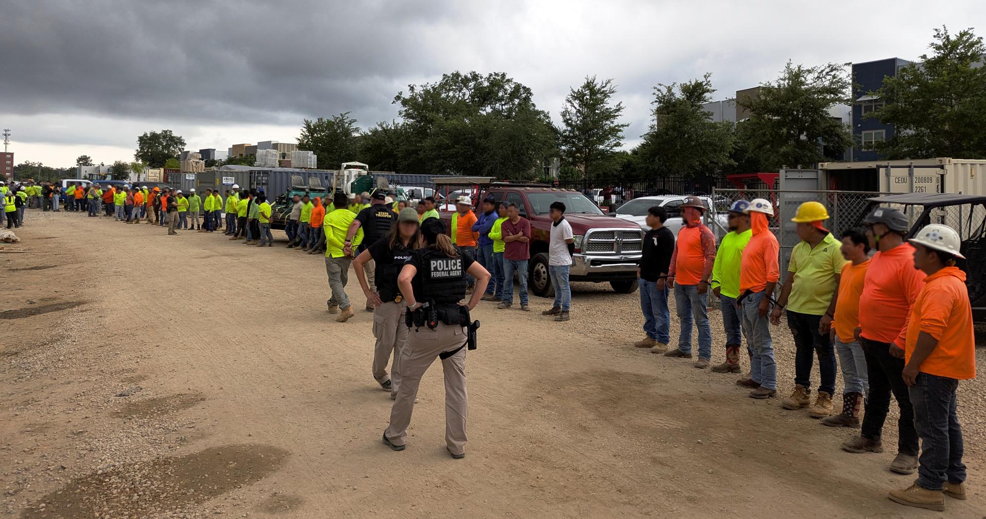 Arrestan a más de 100 migrantes de México, Colombia y Centroamérica en una obra en Florida