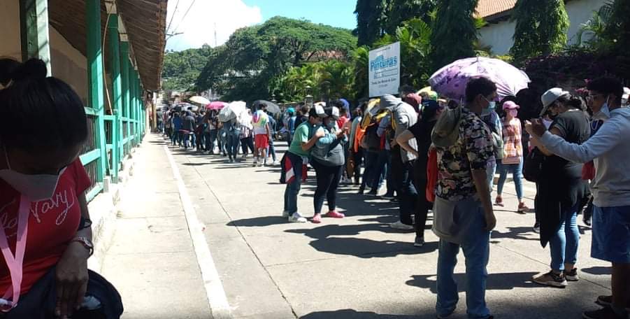 Seis horas de carretera, filas kilométricas y el riesgo a no ser vacunado: El testimonio de nicaragüenses que buscan vacunas «seguras» en Honduras
