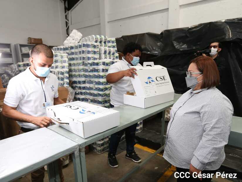 CSE presenta maletas electorales a partidos políticos, pero esconde proceso de licitación