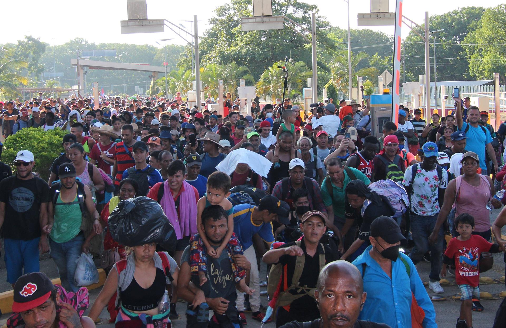 Caravana migrante, con más de 500 nicaragüenses, reanuda camino desde el sur rumbo a la Ciudad de México