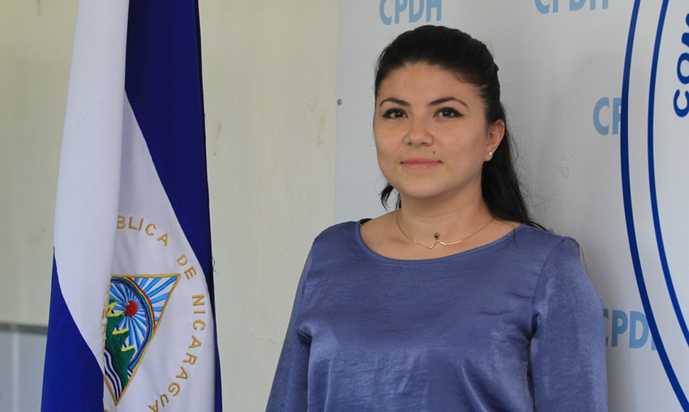 Hija de presa política le dedica su promoción de bachillerato a su madre