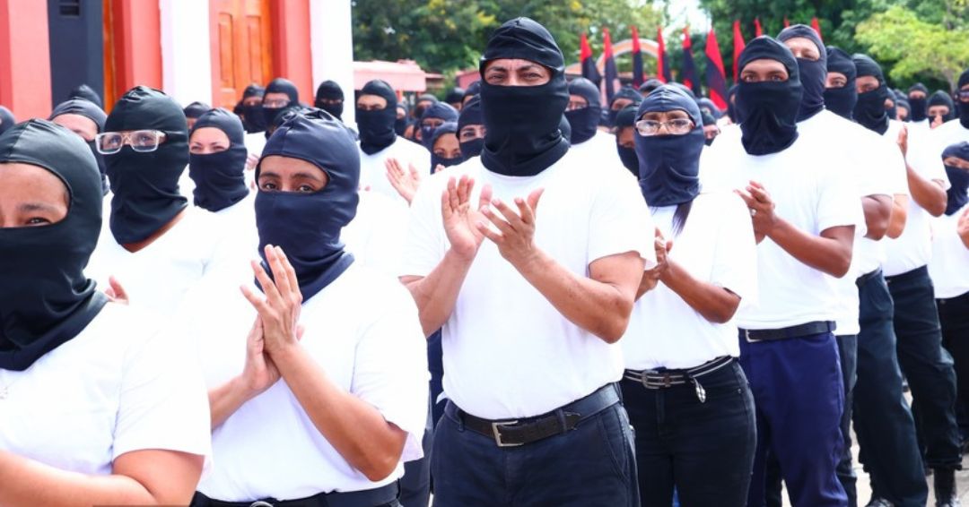 Juramentan a paramilitares encapuchados como policías voluntarios en Granada