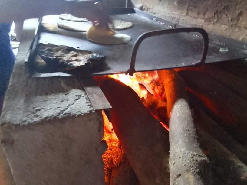 Los pobres vuelven a encender los fogones porque no ajustan para el gas