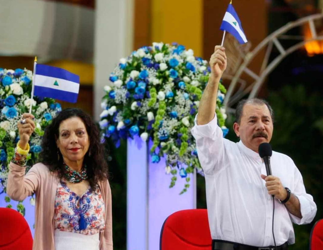 Murillo le declama a la bandera y castiga con cárcel a quienes la usan para protestar