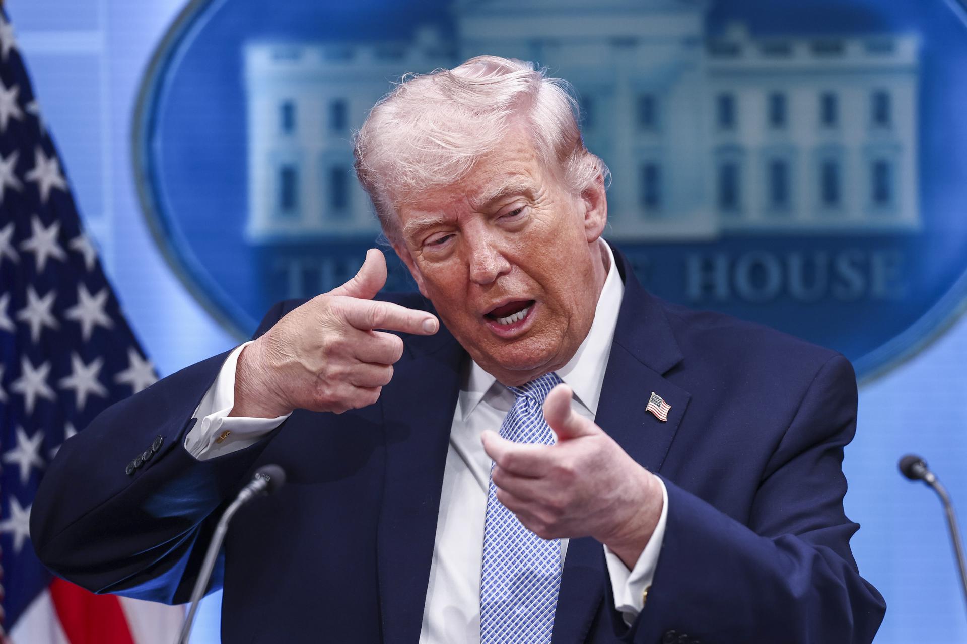 Trump dice que no permitirá que Irán cobre peajes a buques en el estrecho de Ormuz