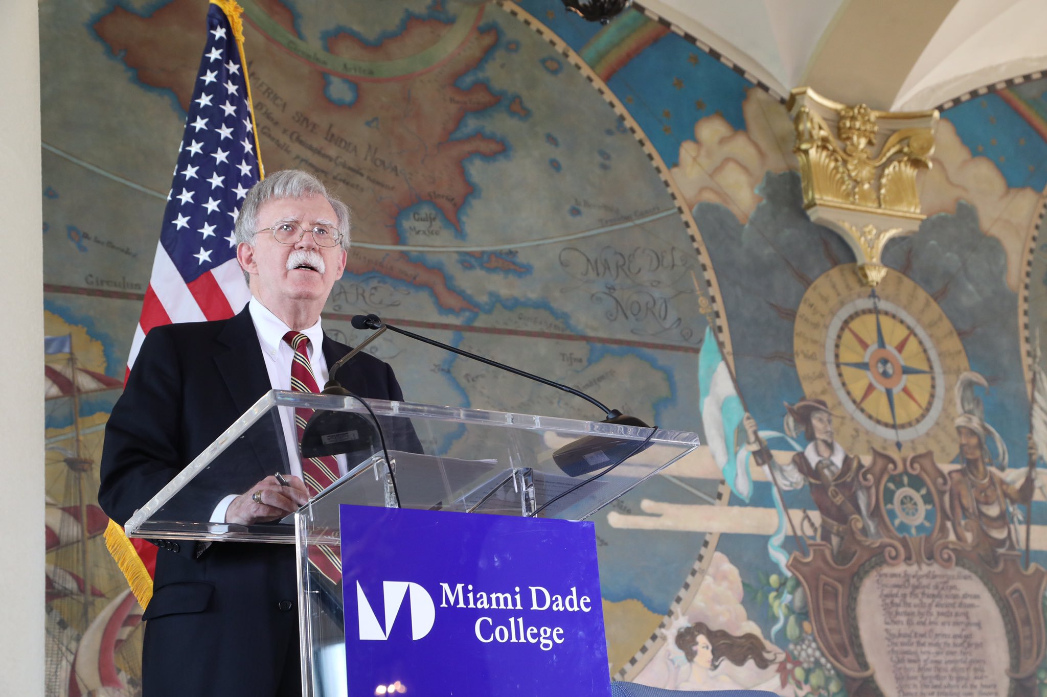 Bolton: EE.UU. negocia la salida de Maduro
