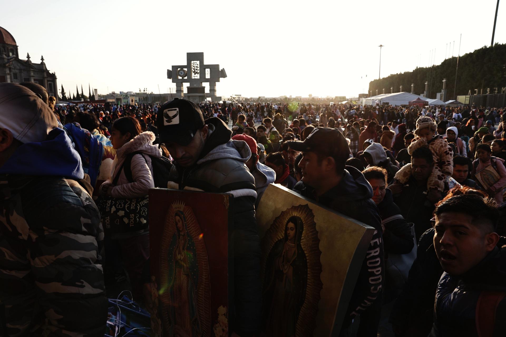 La Virgen de Guadalupe, entre fervor y sueños migrantes, impulsa ingresos récord en México