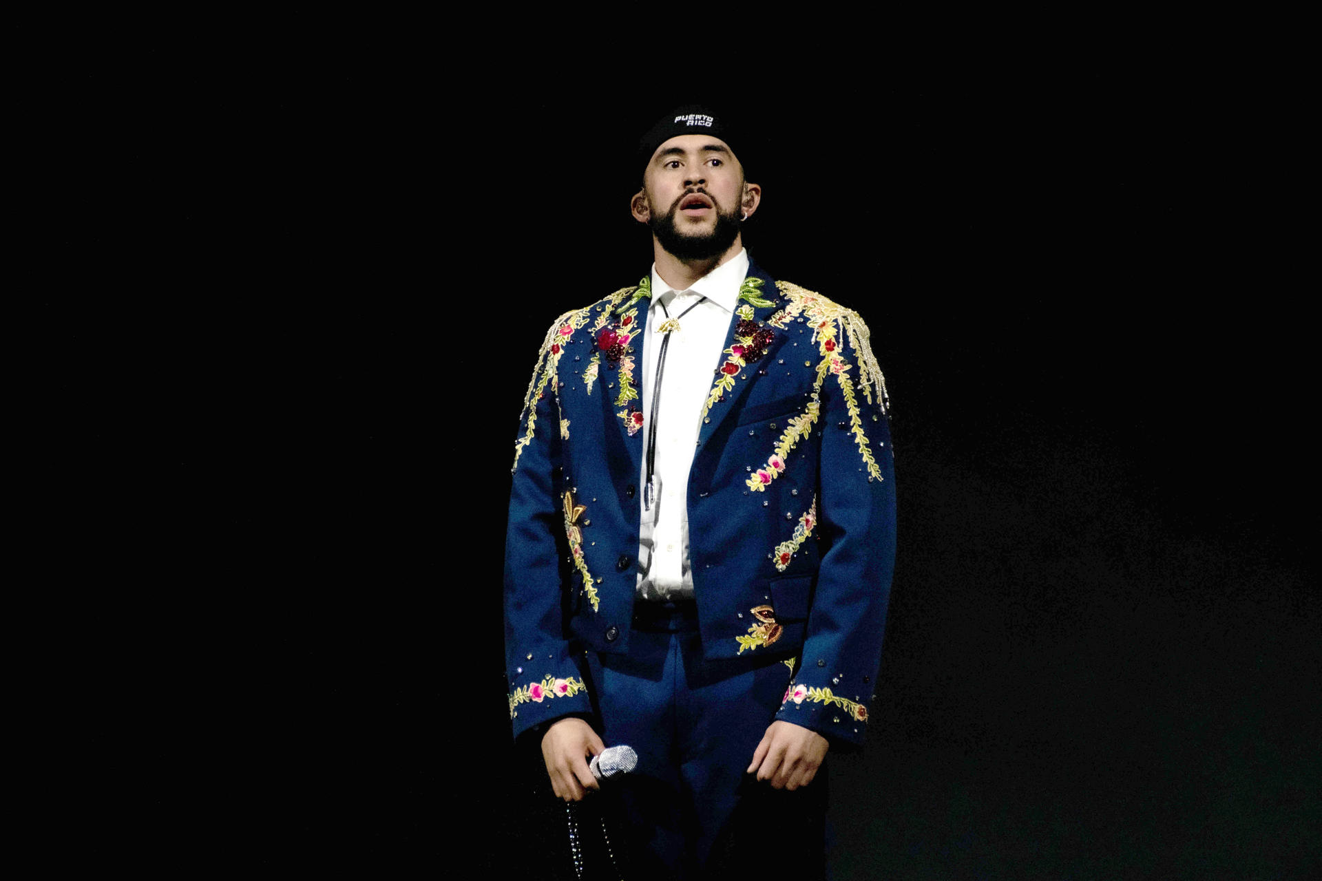 La música de Bad Bunny activa neurotransmisores como placer y euforia, según un estudio