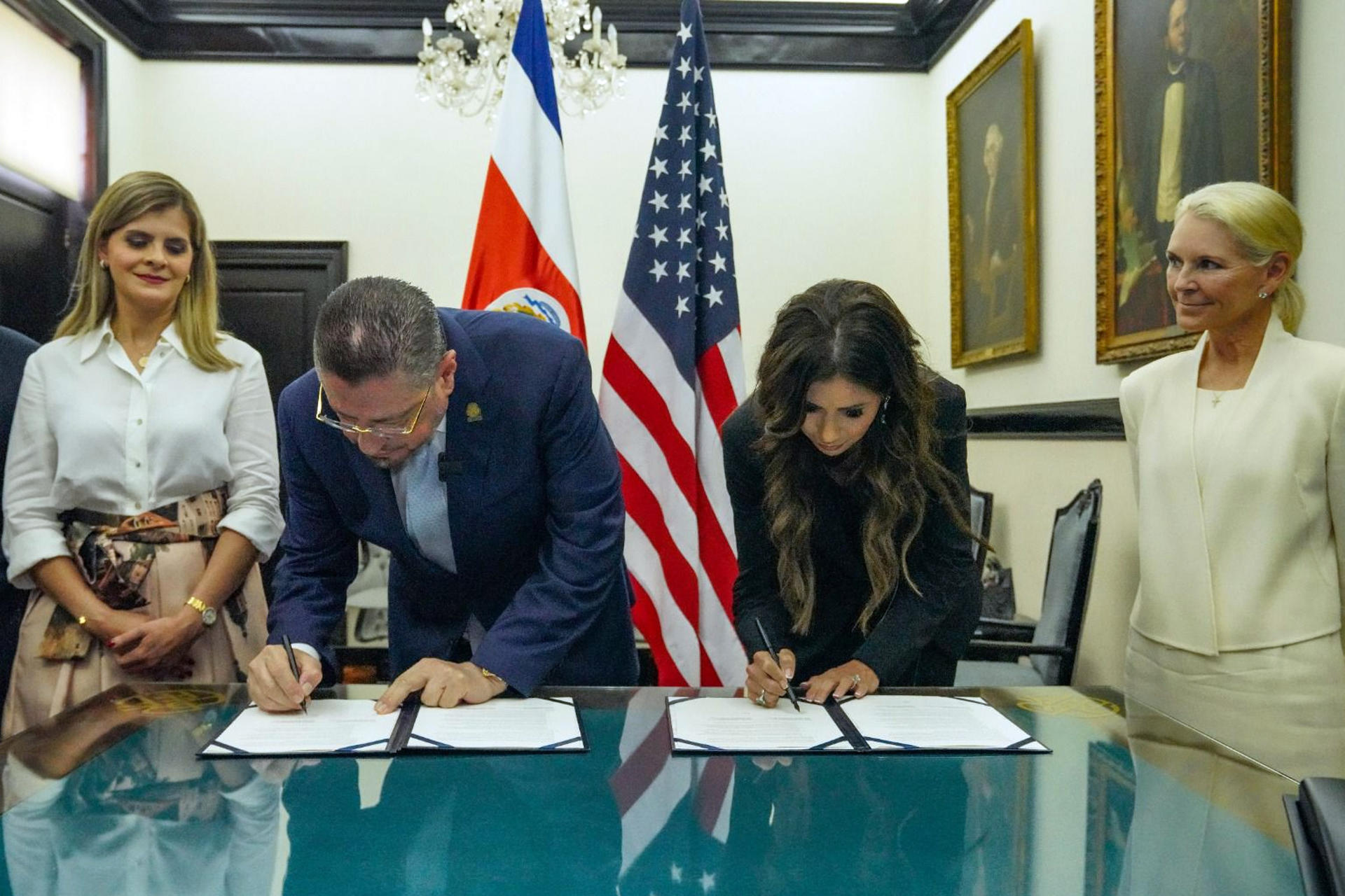 Costa Rica firma un acuerdo con EE.UU. para recibir a migrantes extranjeros en su territorio