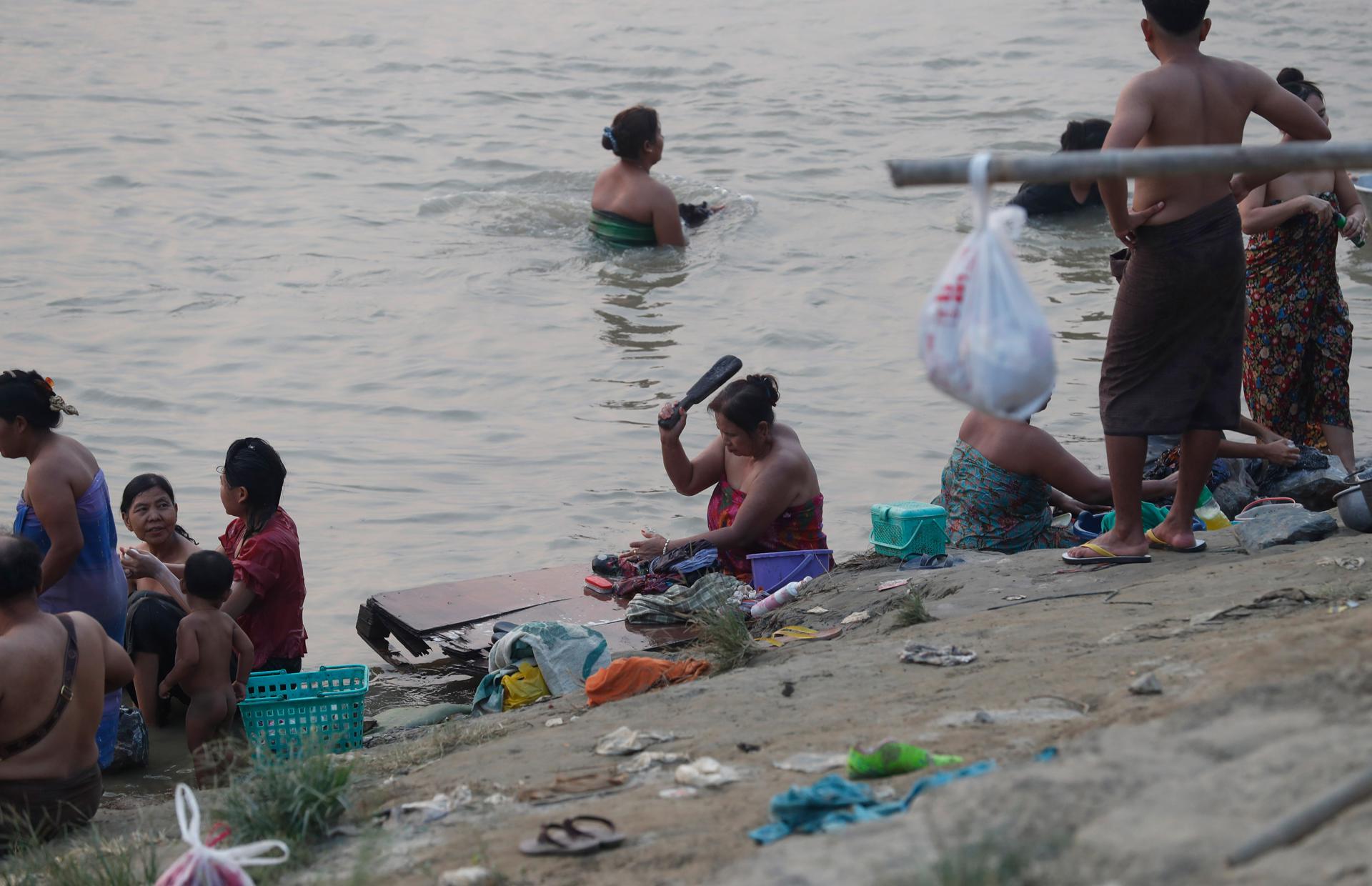 La escasez de agua y la falta de hospitales amenazan las zonas devastadas de Birmania