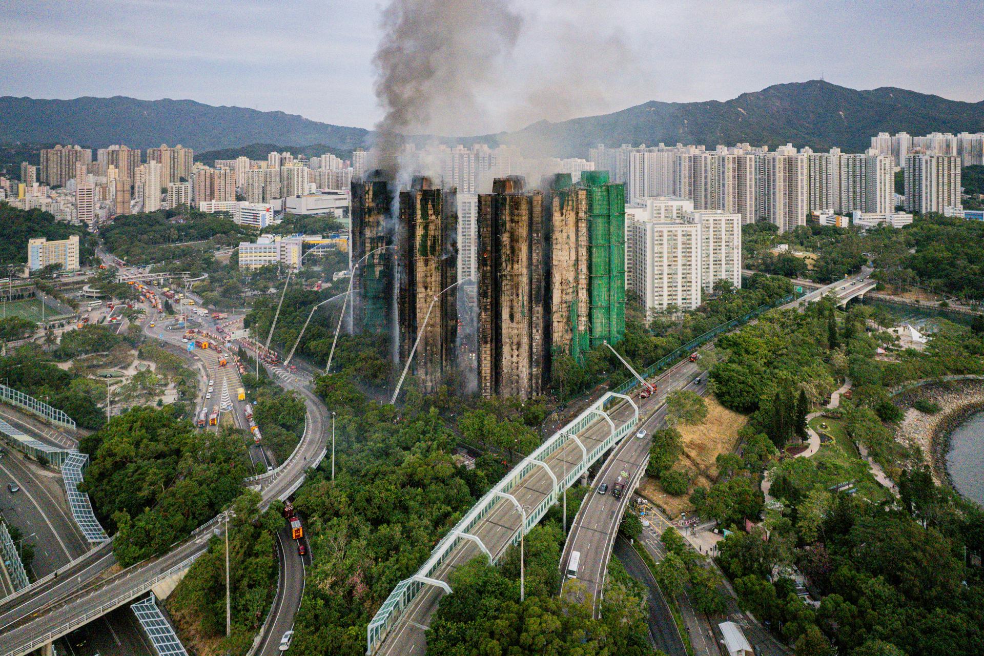 Arrestan a otras seis personas en la investigación del incendio de las torres de Hong Kong