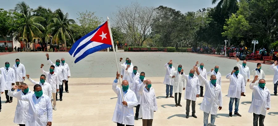 México continuará su acuerdo con médicos cubanos pese a la retirada de países de Latinoamérica