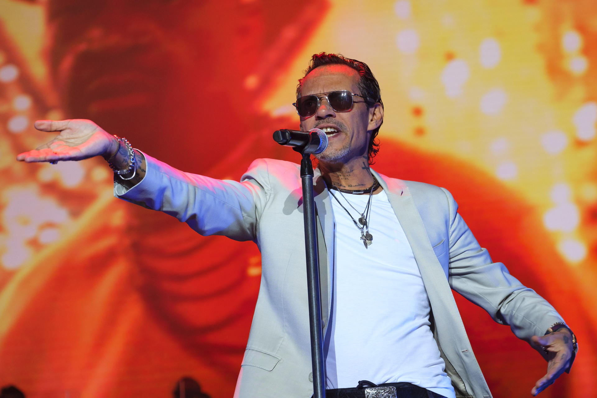 Marc Anthony votará por Kamala Harris y alerta a latinos del «divisionismo» de Trump