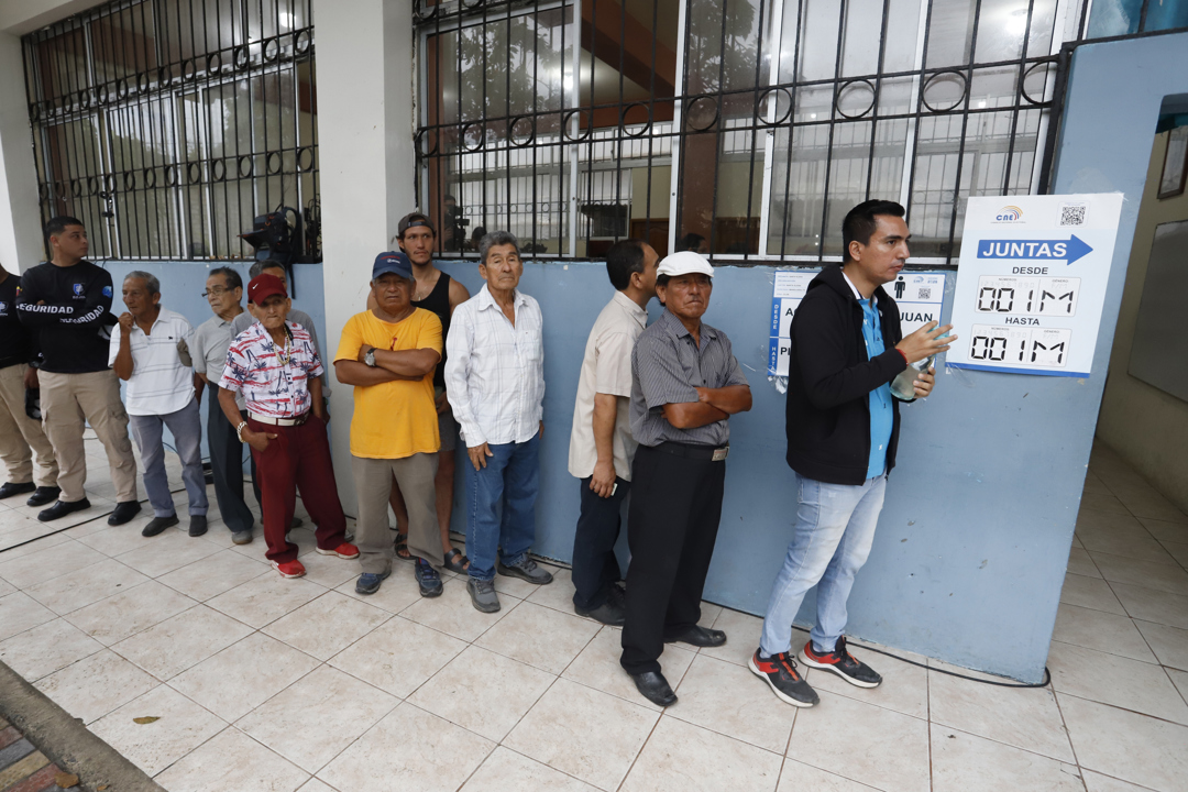 Cierran las urnas en las elecciones generales de Ecuador y comienza el conteo de votos