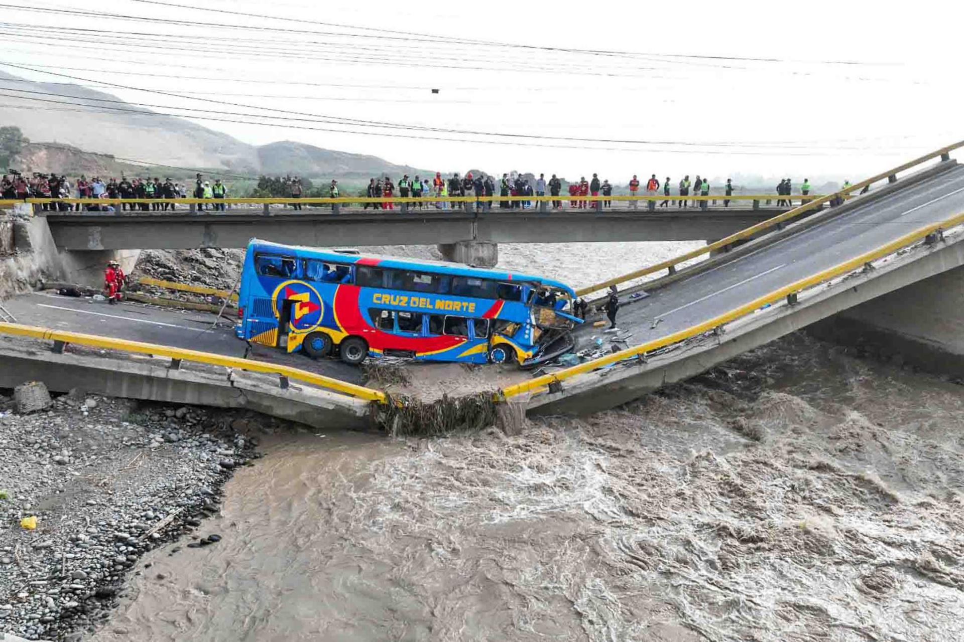 Se elevan a tres los fallecidos tras el colapso de un puente en el norte de Lima