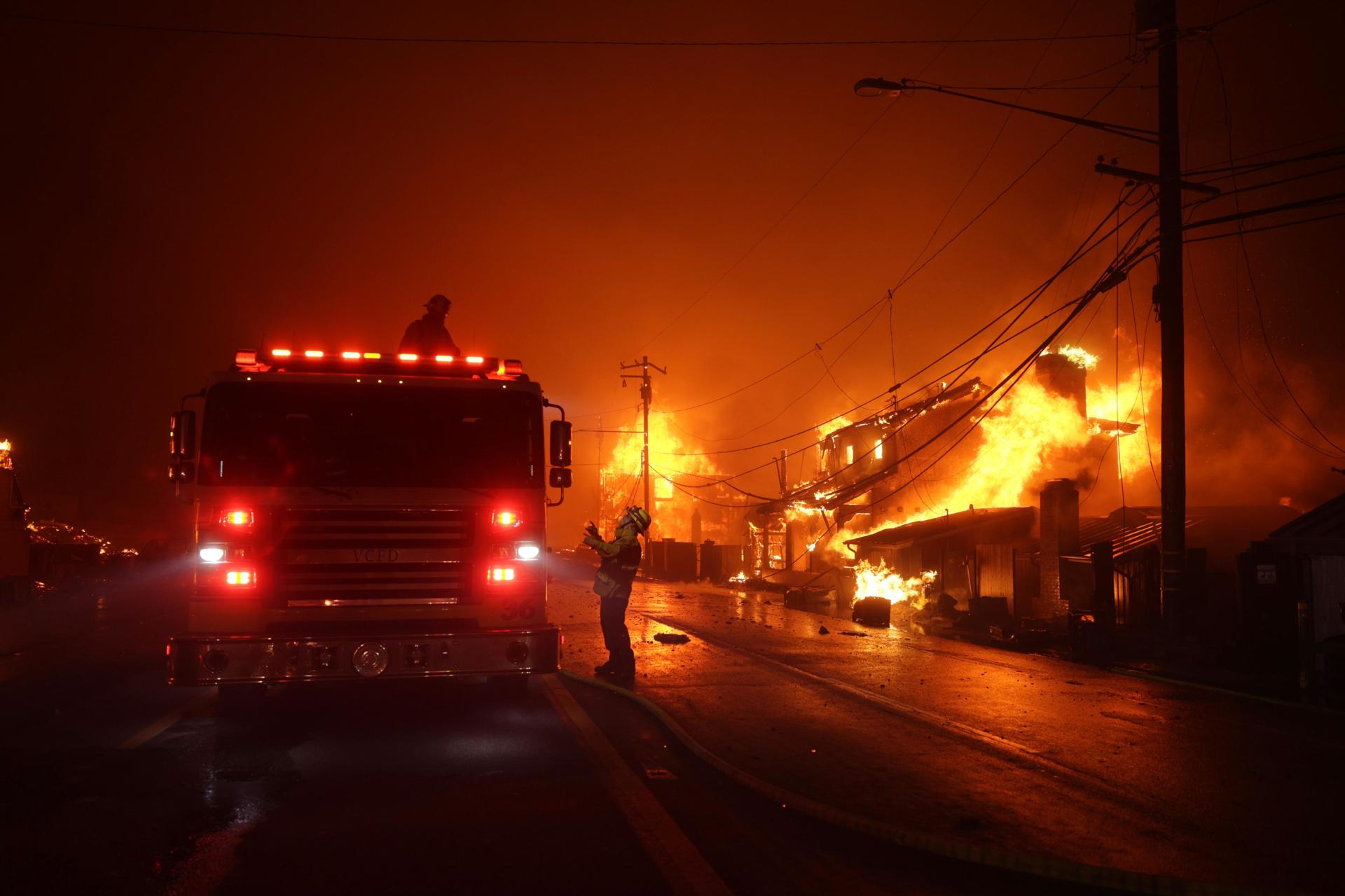 Al menos dos muertos en uno de los incendios que asola a Los Ángeles
