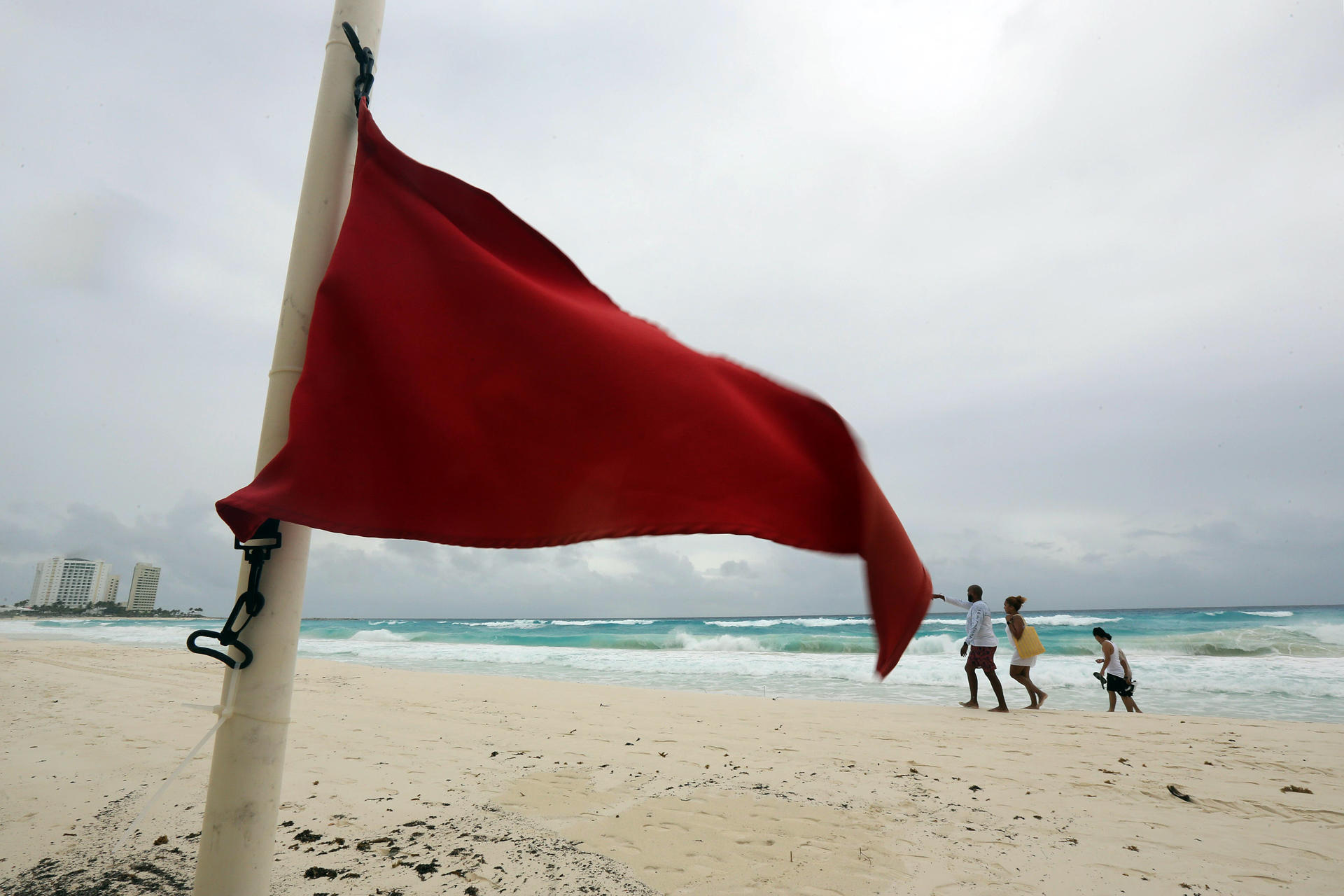La tormenta Helene pasa frente a la península de Yucatán y tiene bajo alerta a la Florida
