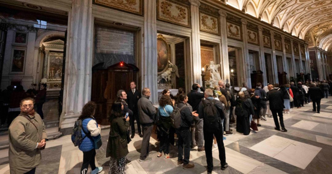 Unas 30.000 personas han pasado por Santa María la Mayor para ver la tumba de Francisco