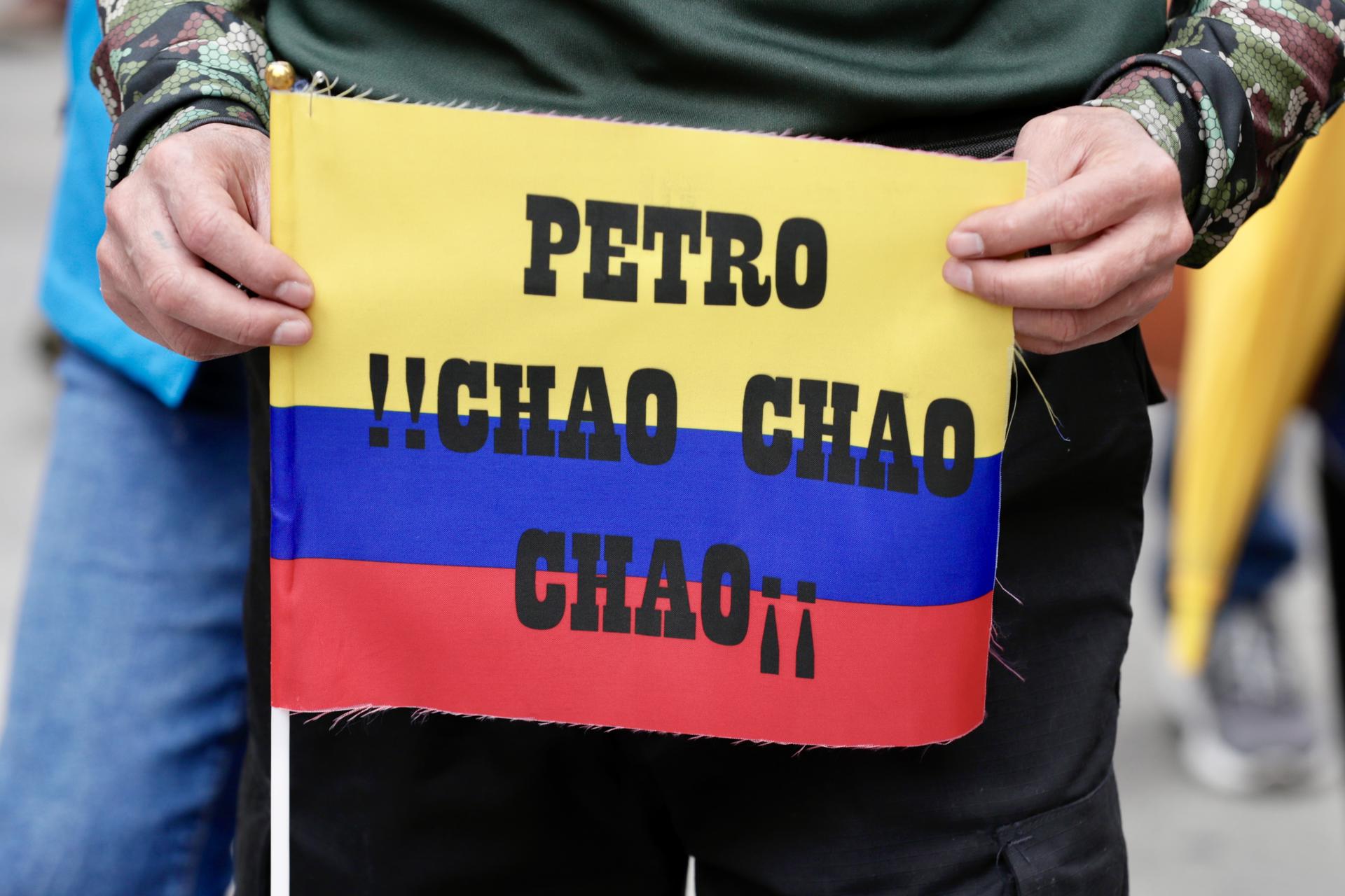 Miles de colombianos protestan contra el Gobierno al grito de «fuera Petro»