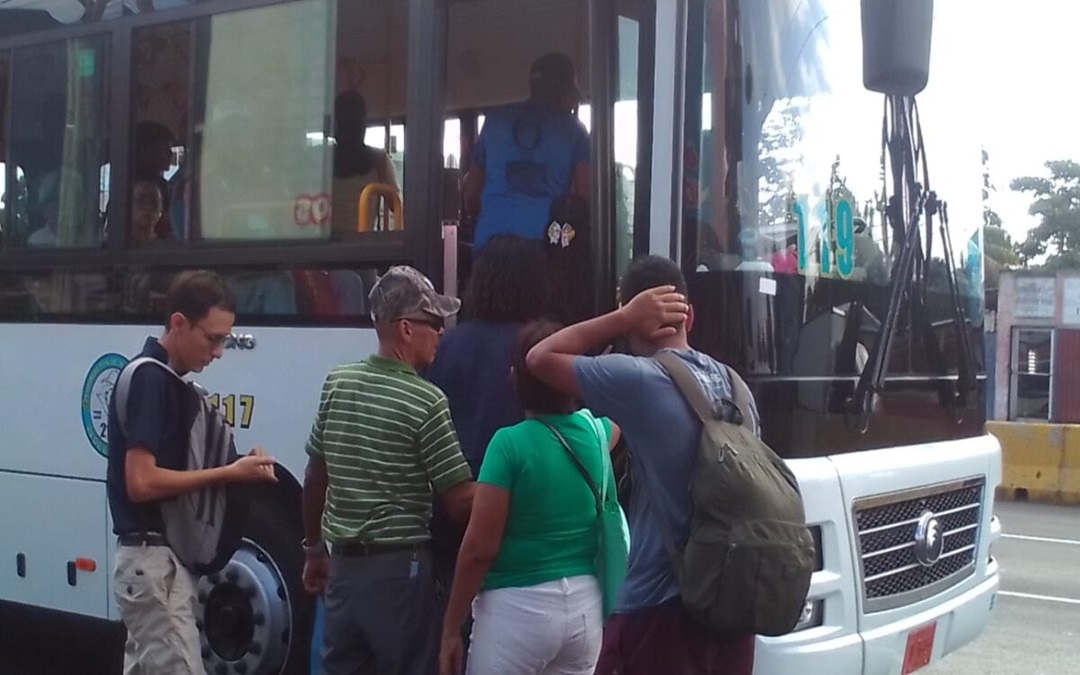 Transportistas prometen limitar el uso de celulares y quitar la radio a los buseros