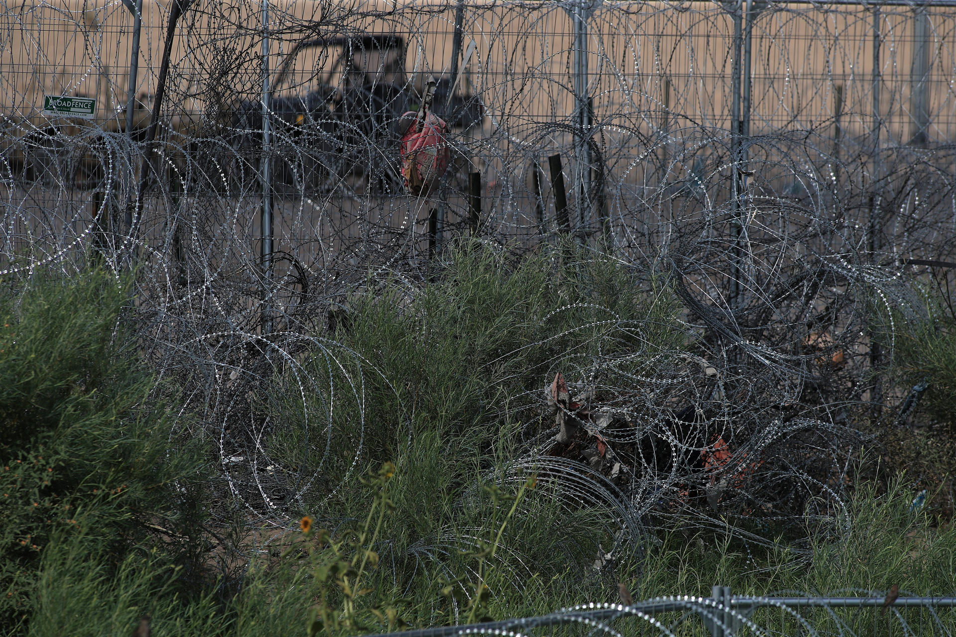 Texas amplía su controversial alambrada antimigrantes en la frontera con México