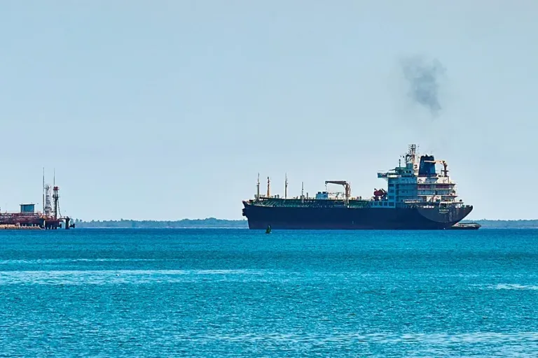 EE.UU. relaja el bloqueo para permitir la venta de petróleo venezolano al sector privado en Cuba