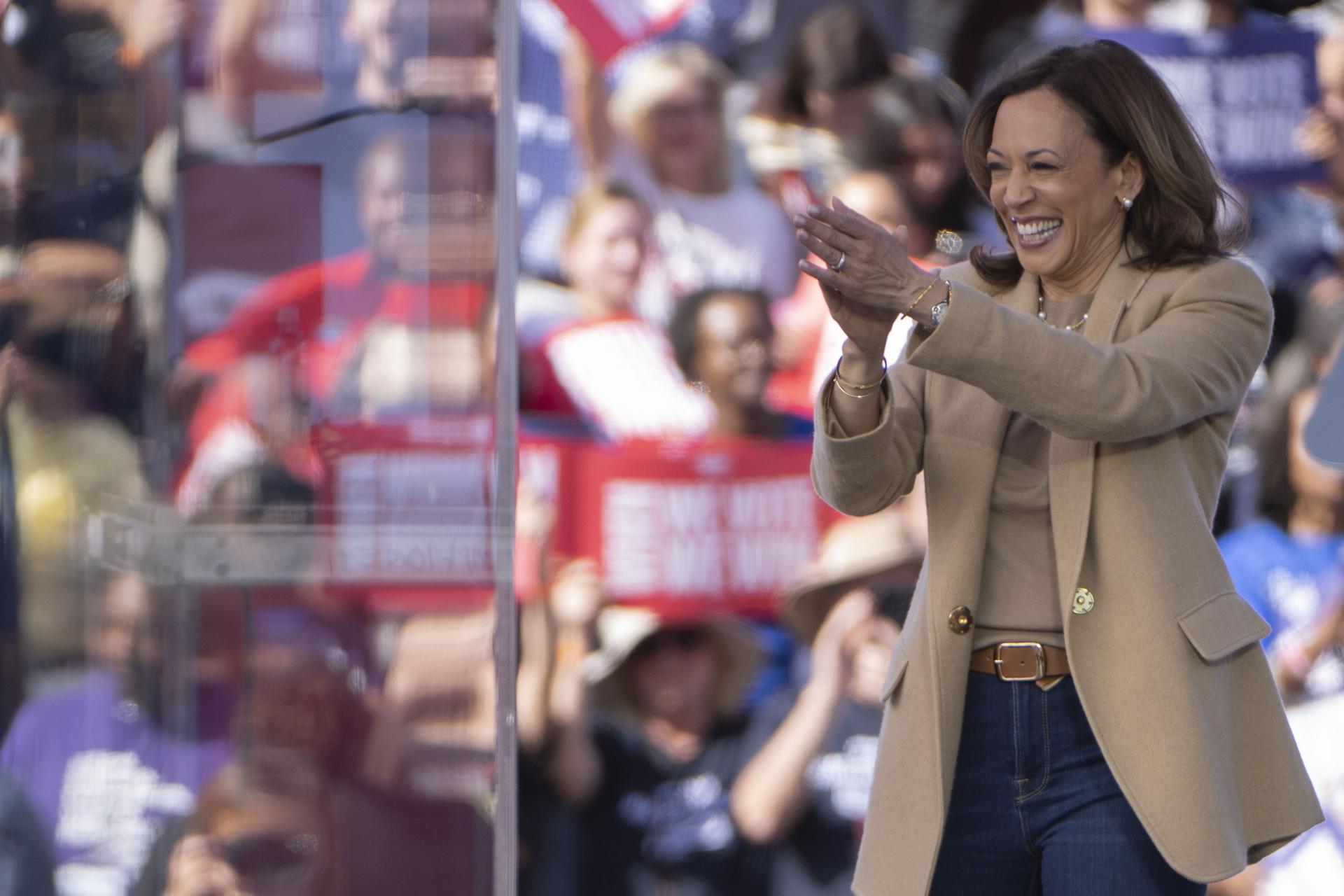 Harris dice que votó por correo y no duda de que su papeleta llegará a California
