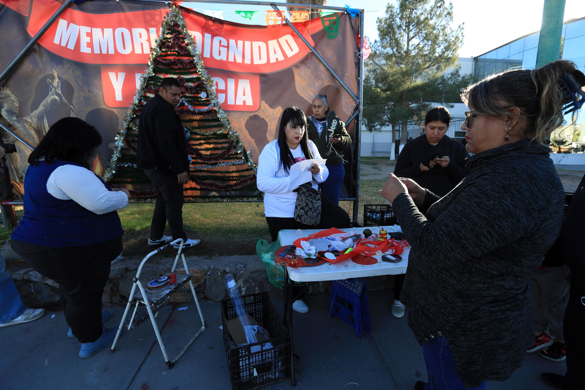 Familias de víctimas de crematorio clandestino instalan árbol navideño en norte de México