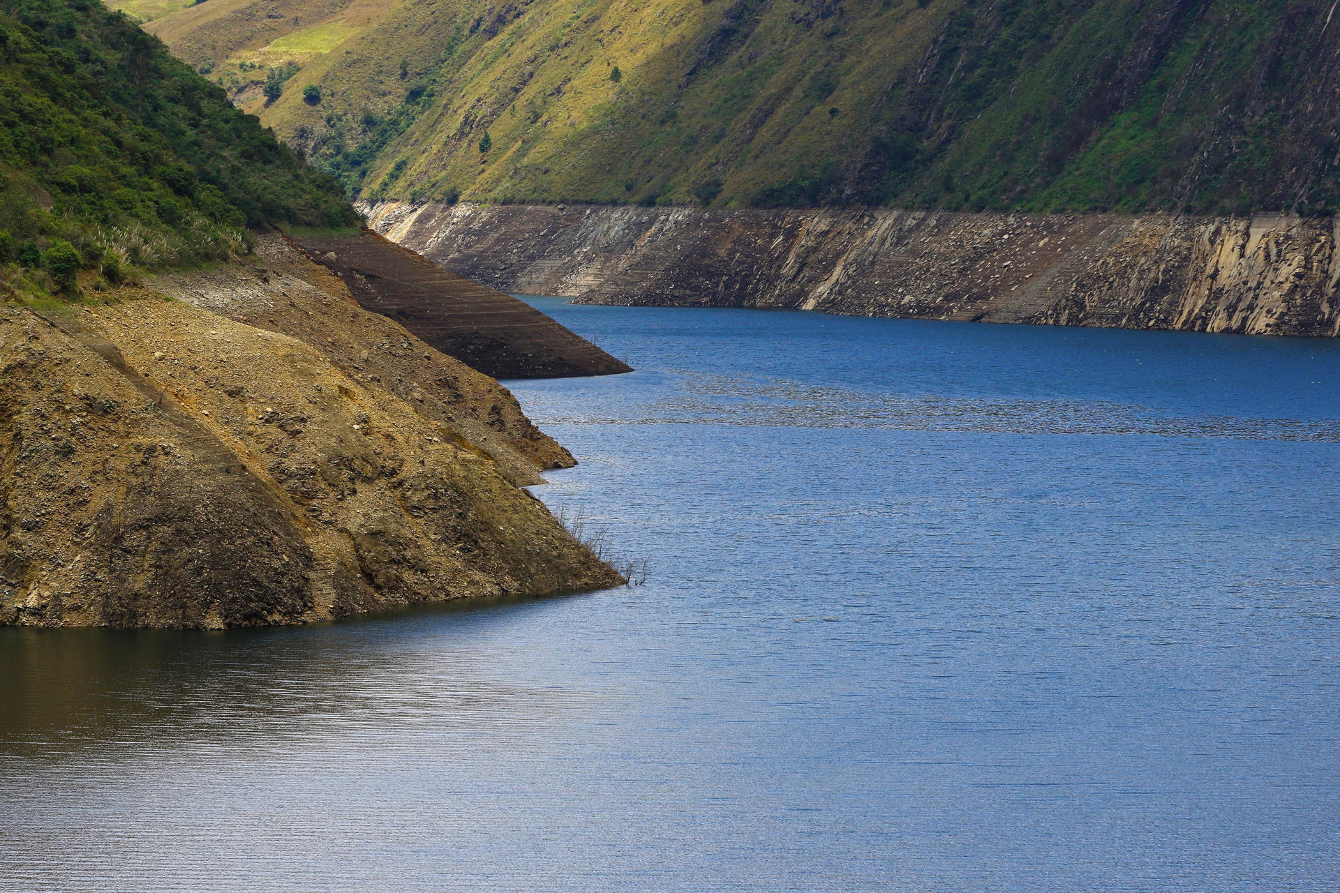 Ecuador lanza proceso urgente para alquilar una segunda planta eléctrica flotante