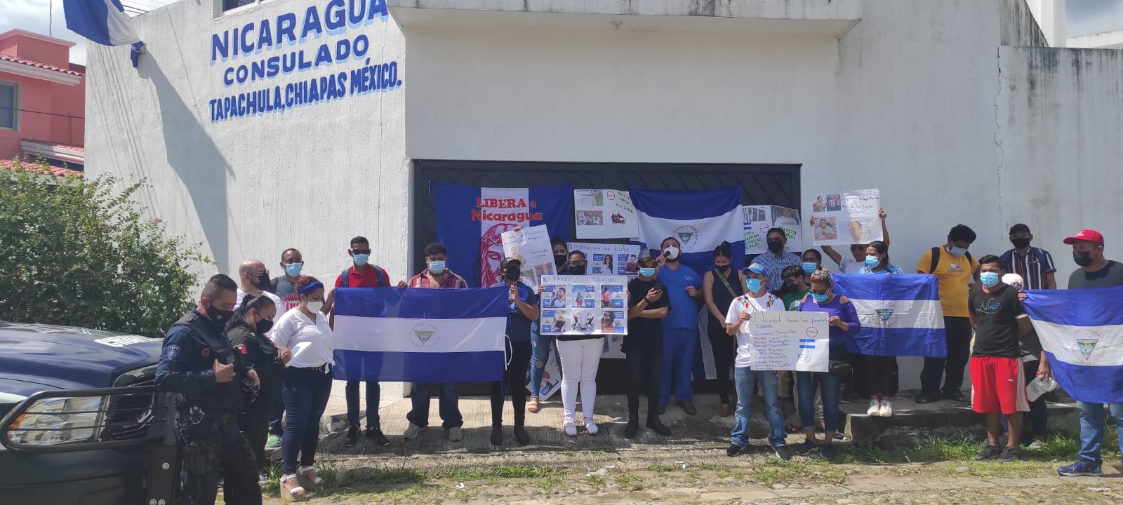 Exiliados protestan frente a consulado de Nicaragua en Tapachula, México